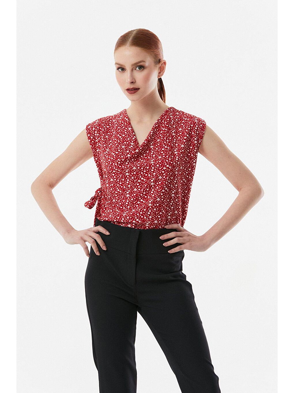 Kırmızı Çiçek Desenli Kruvaze Yaka Yandan Bağlamalı Bluz