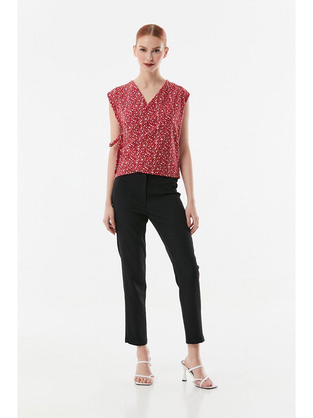 Kırmızı Çiçek Desenli Kruvaze Yaka Yandan Bağlamalı Bluz-1