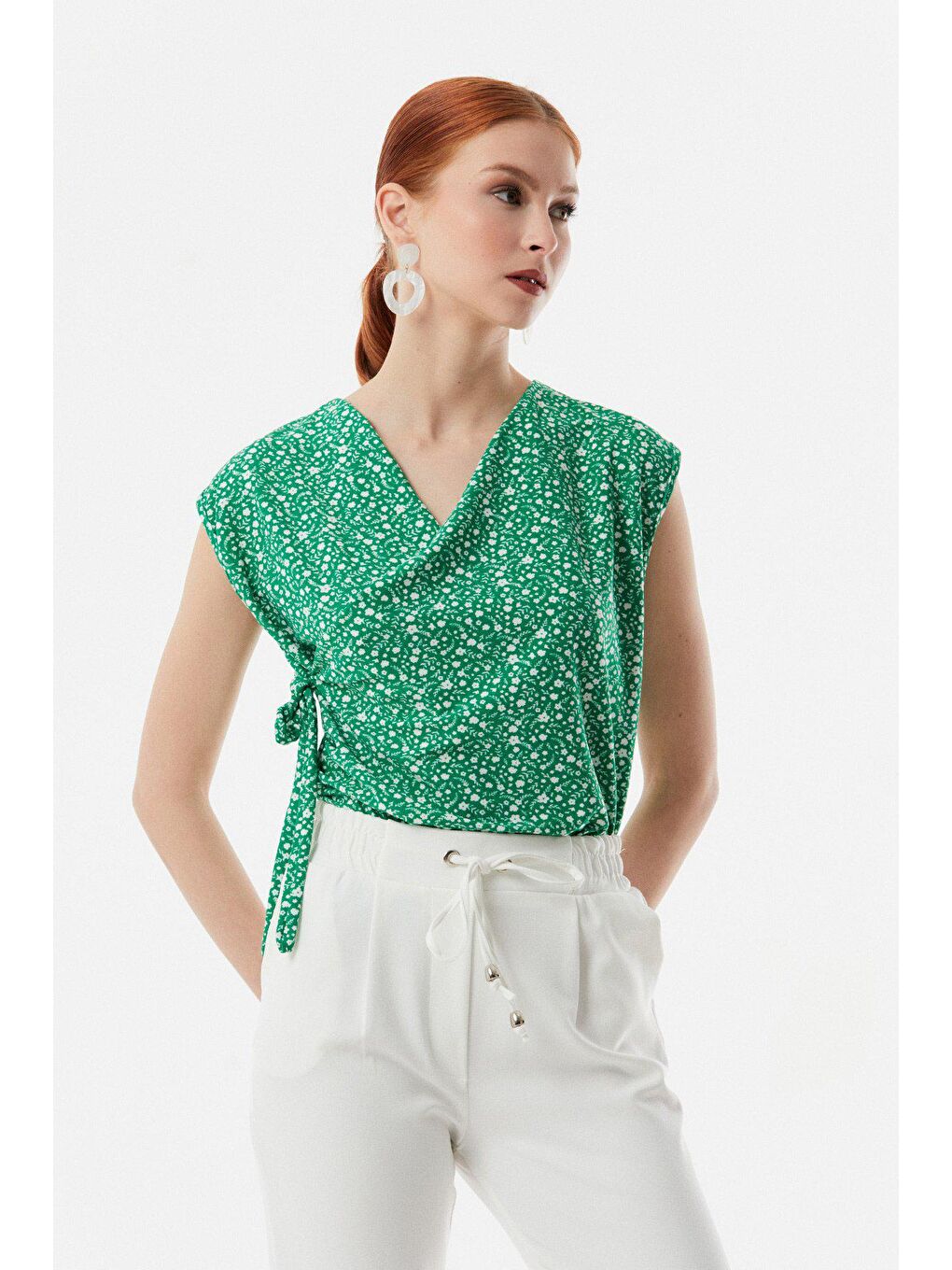 Yeşil Çiçek Desenli Kruvaze Yaka Yandan Bağlamalı Bluz-1
