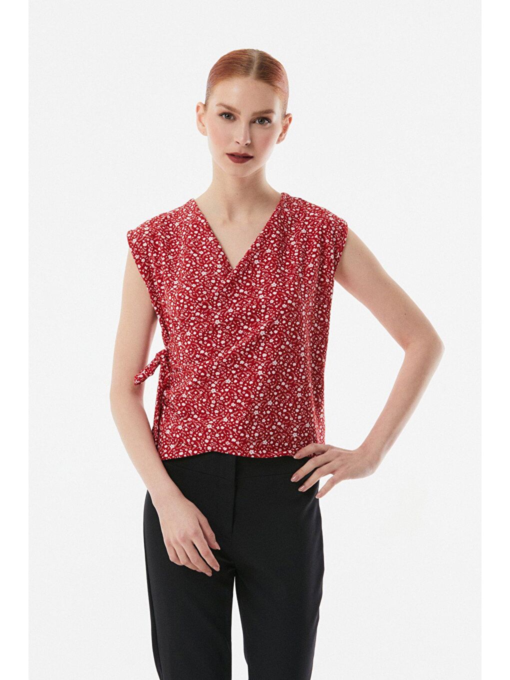 Kırmızı Çiçek Desenli Kruvaze Yaka Yandan Bağlamalı Bluz-2