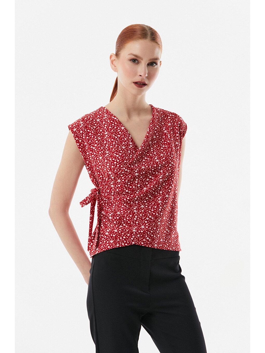 Kırmızı Çiçek Desenli Kruvaze Yaka Yandan Bağlamalı Bluz-3
