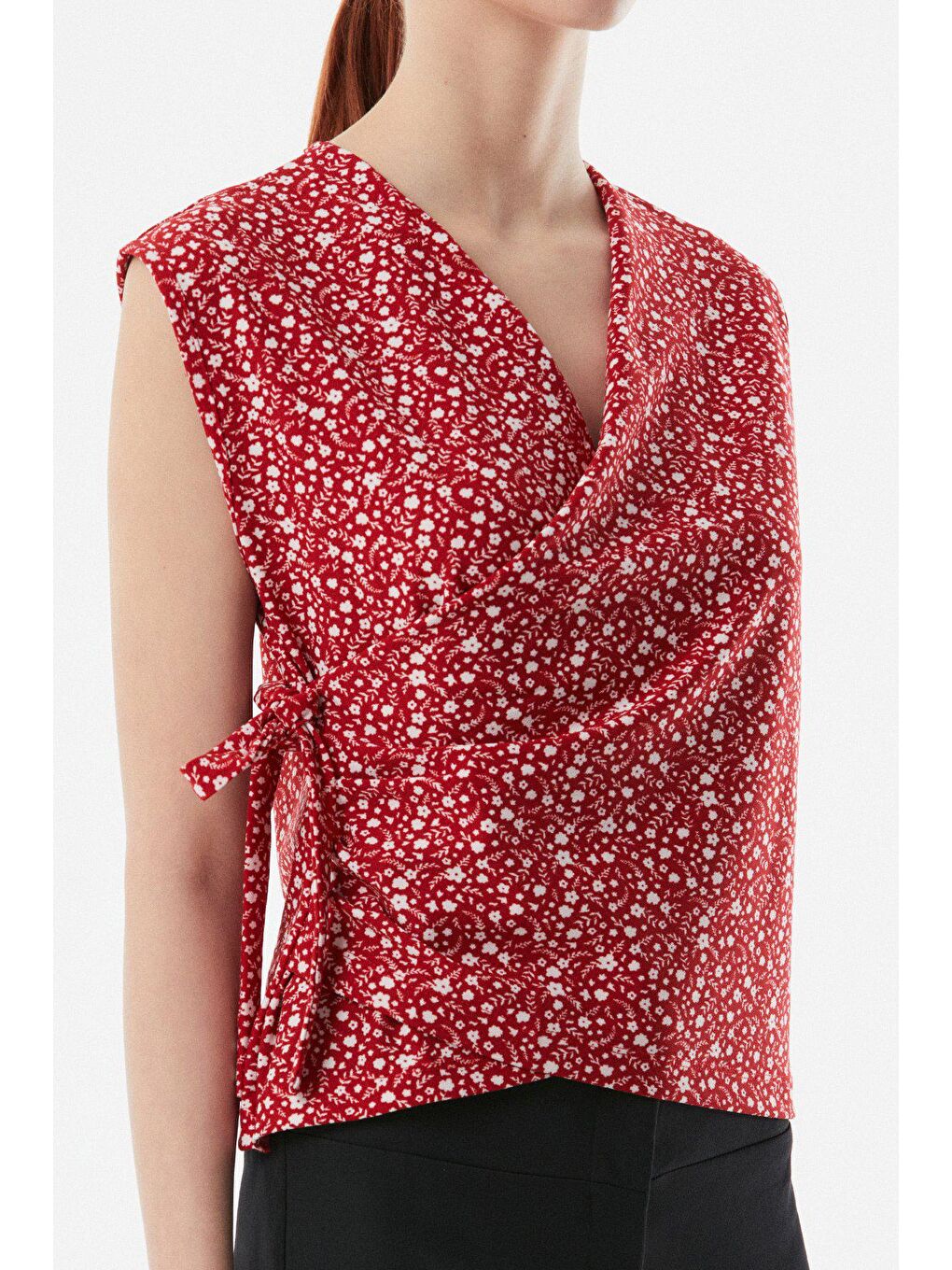 Kırmızı Çiçek Desenli Kruvaze Yaka Yandan Bağlamalı Bluz-4