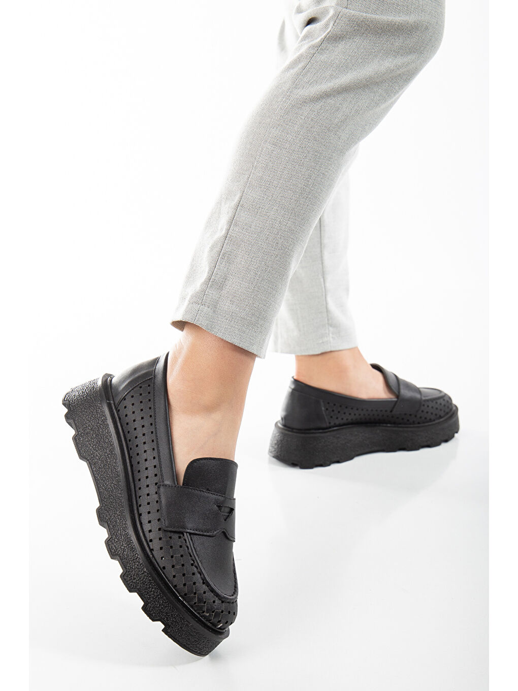 Kadın Siyah Rahat Kalıp Yanı Şerit Detaylı Kalın Poli Taban Loafer-1