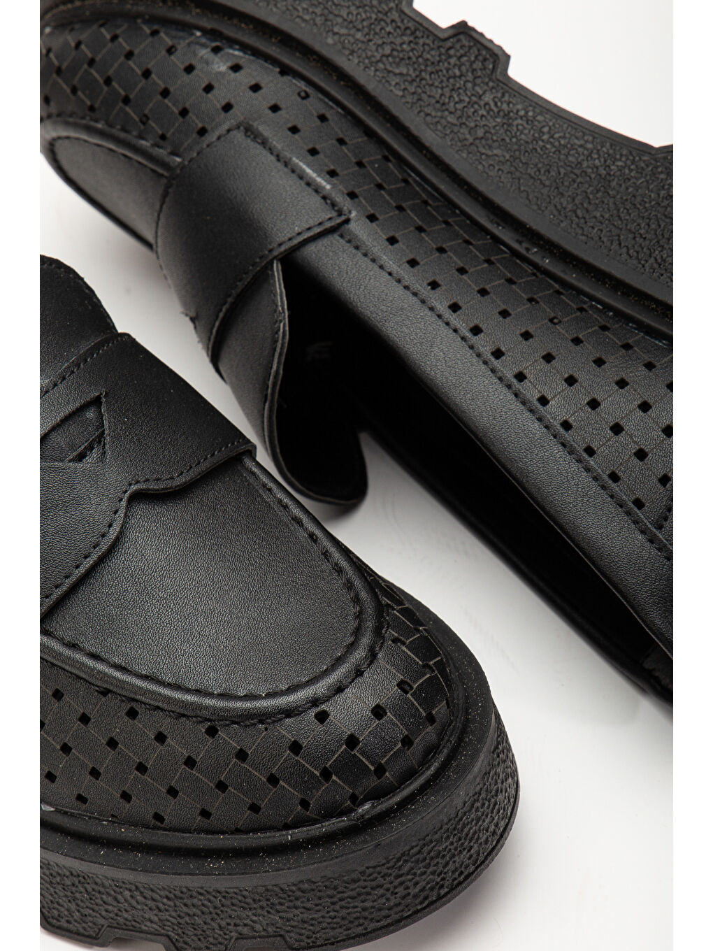 Kadın Siyah Rahat Kalıp Yanı Şerit Detaylı Kalın Poli Taban Loafer-2