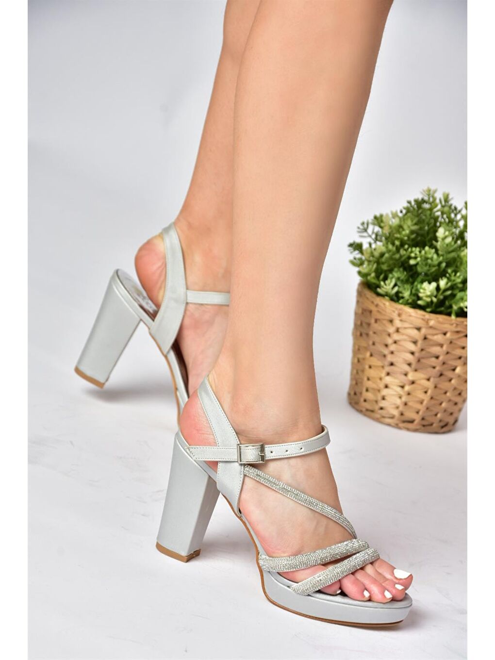 Gri P246031704 Gümüş Kumaş Kalın Topuklu Kadın Abiye Ayakkabı