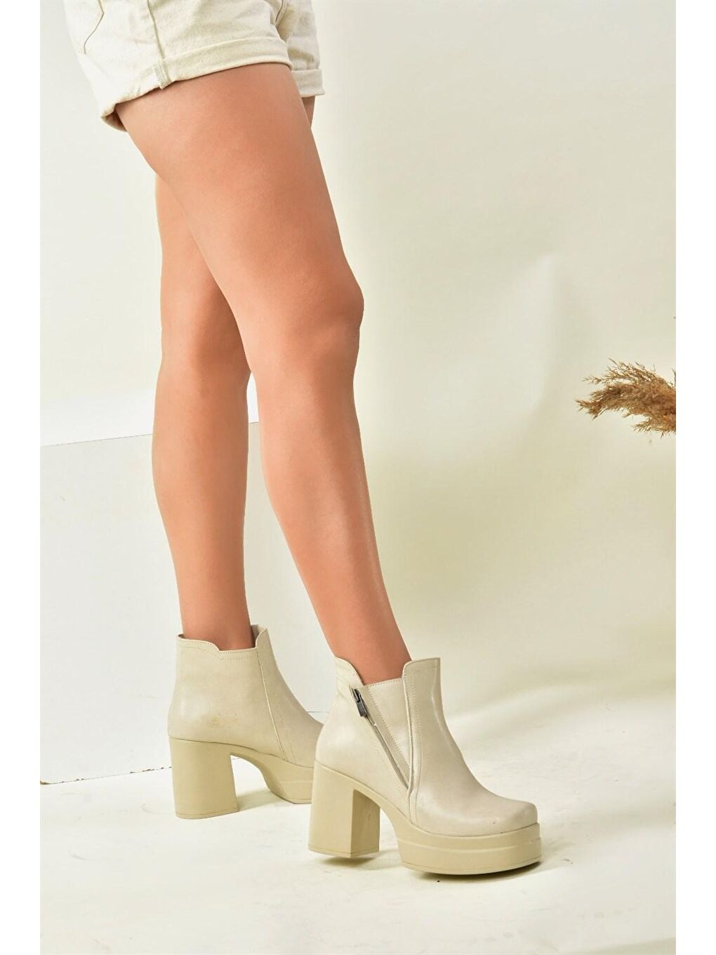 N9966400 Bej Kadın Bot