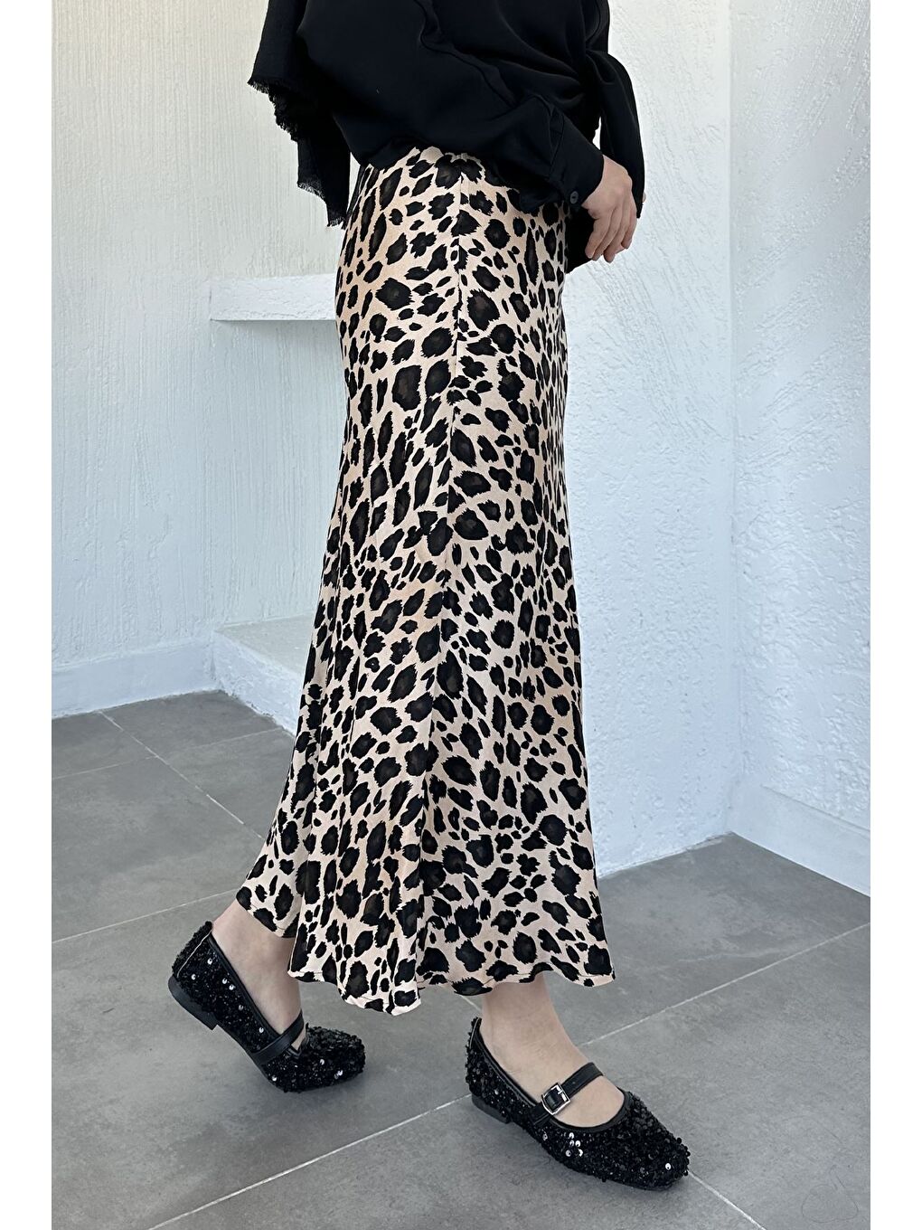 Bej Leopar Desenli Bel Lastikli Tesettür Saten Etek-4