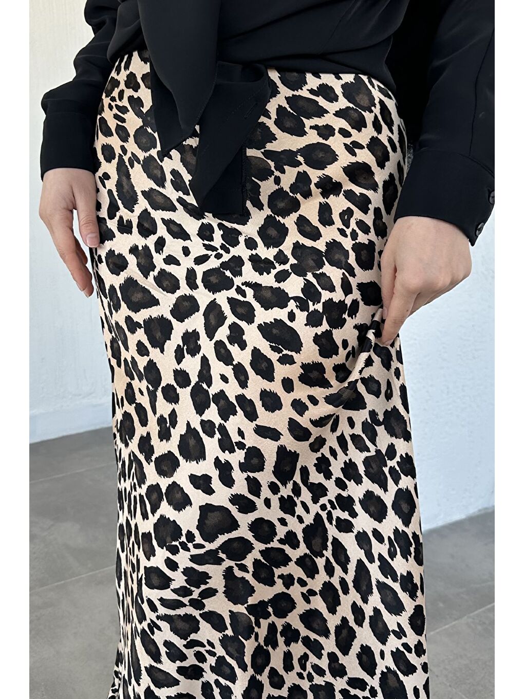 Bej Leopar Desenli Bel Lastikli Tesettür Saten Etek-6