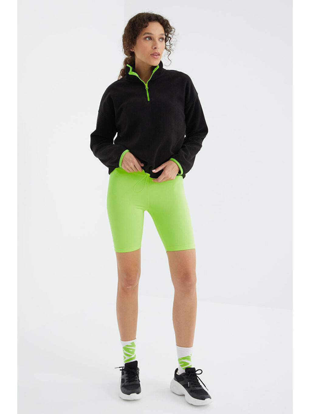 Siyah Yarım Fermuar Etek Ucu Büzgülü Dik Yaka Oversize Kadın Polar Sweatshirt - 97234-1