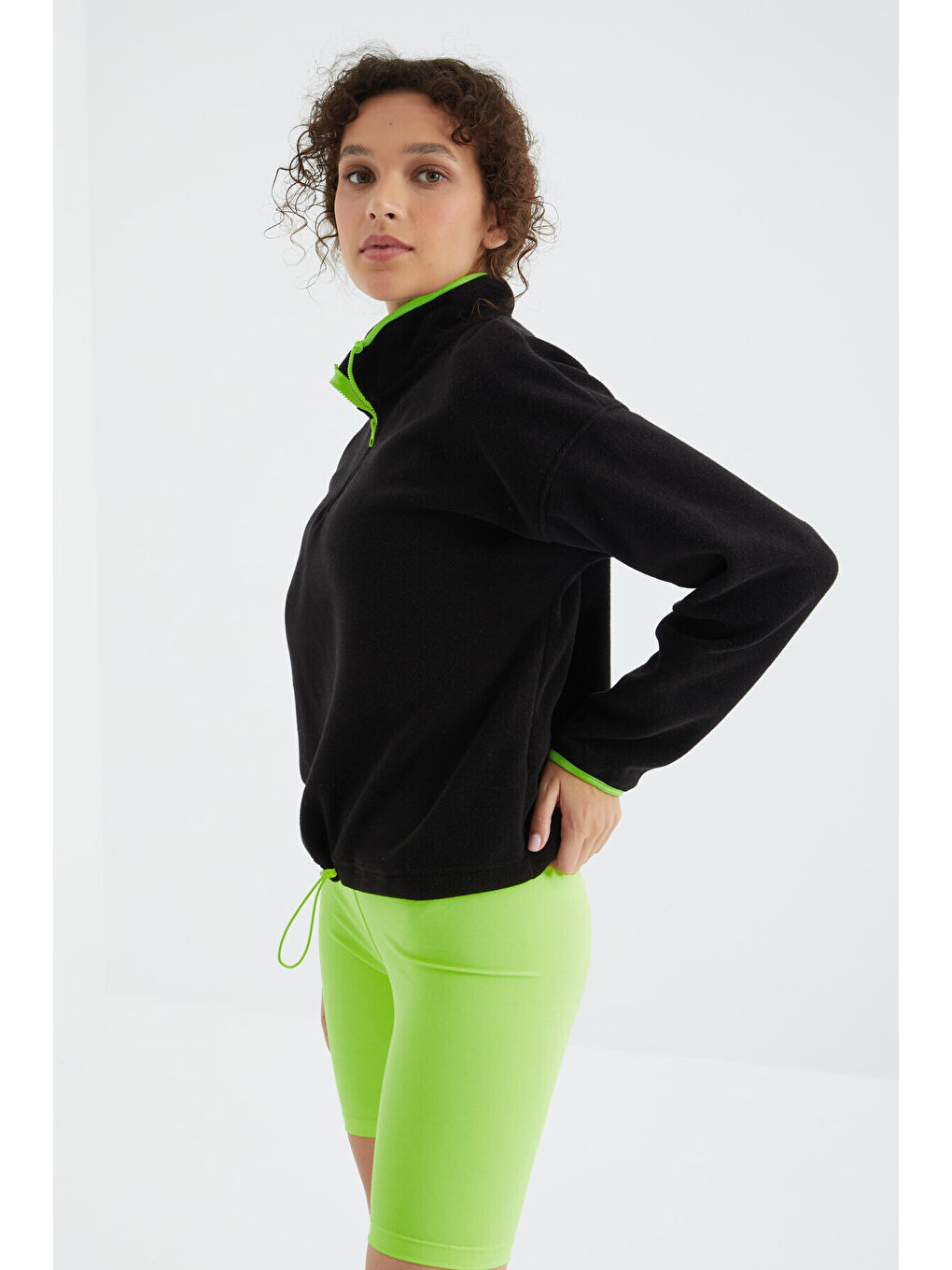Siyah Yarım Fermuar Etek Ucu Büzgülü Dik Yaka Oversize Kadın Polar Sweatshirt - 97234-2
