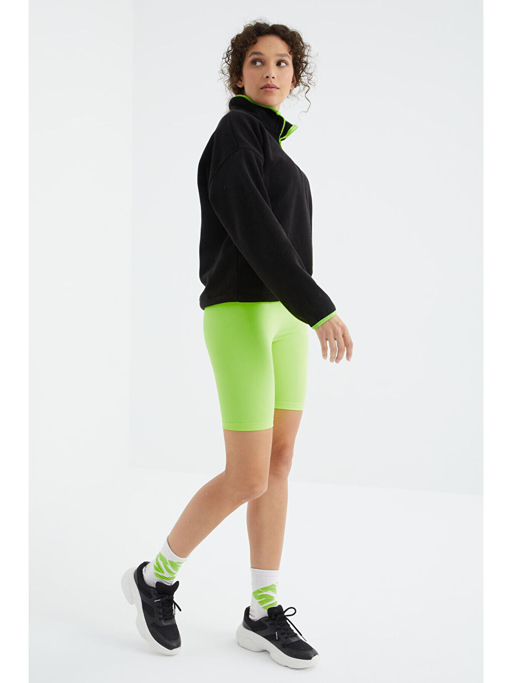 Siyah Yarım Fermuar Etek Ucu Büzgülü Dik Yaka Oversize Kadın Polar Sweatshirt - 97234-3