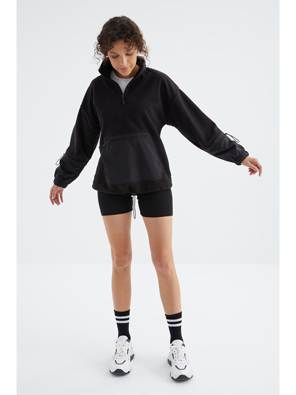Siyah Etek Ucu Büzgülü Yarım Fermuarlı Oversize Kadın Polar Sweatshirt - 97238-1