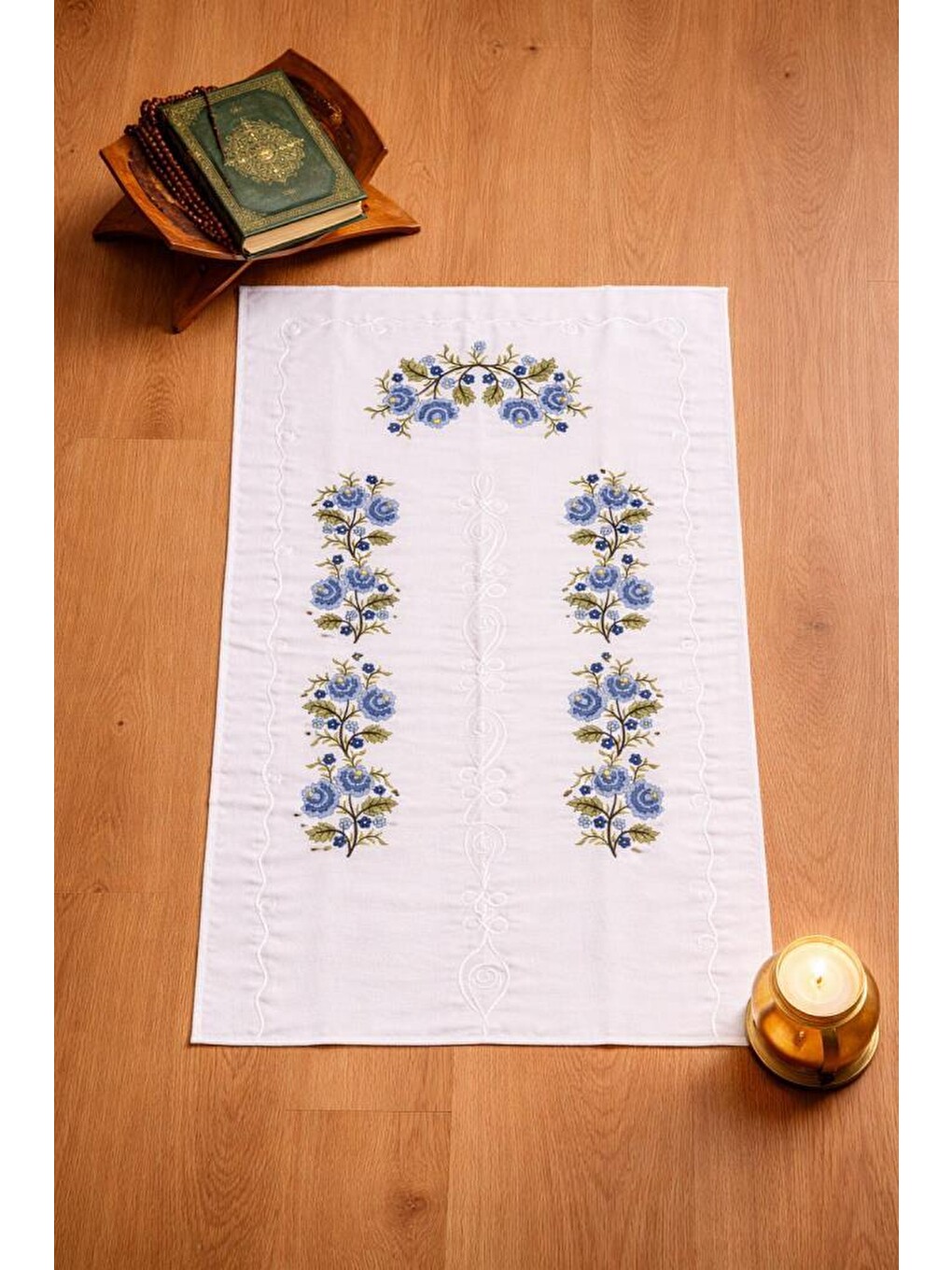 Kanaviçe İşlemeli Gardenya 70x135 cm Seccade Mavi