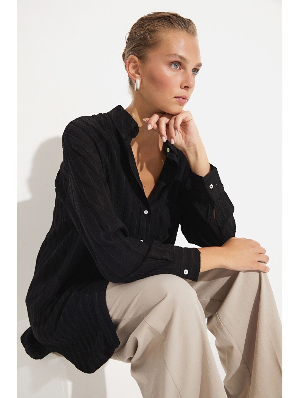 Siyah Kadın Exclusive Boyfriend/Geniş Kalıp Viskon Karışımlı Gömlek-4