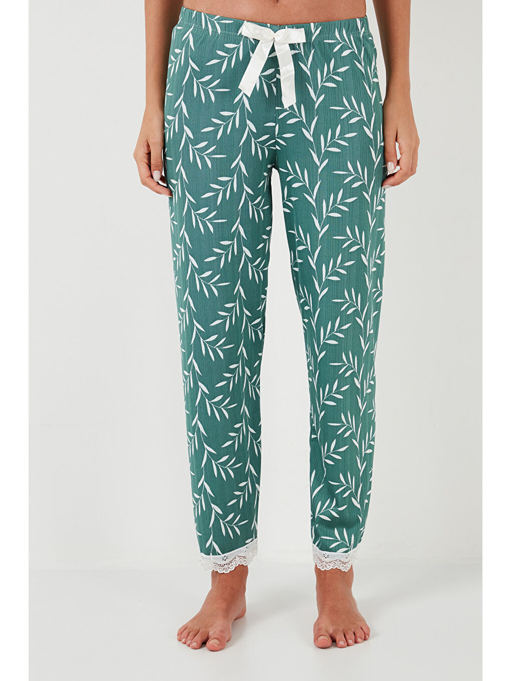 Yeşil Dantelli Regular Fit Sabahlıklı İp Askılı Pijama Takımı 65780118-5