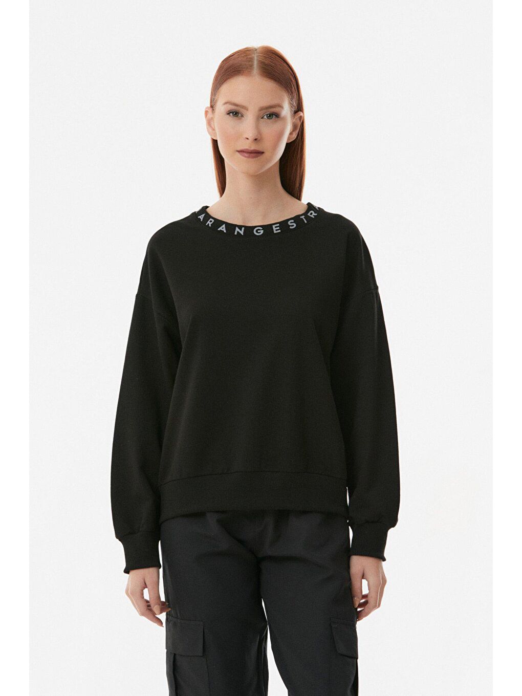 Siyah Yakası Yazı Baskılı Oversize Sweatshirt