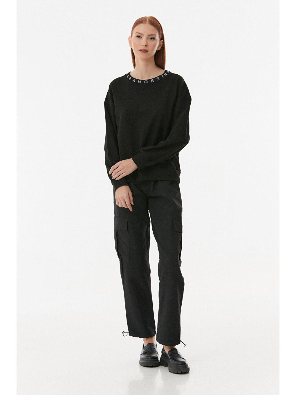 Siyah Yakası Yazı Baskılı Oversize Sweatshirt-1