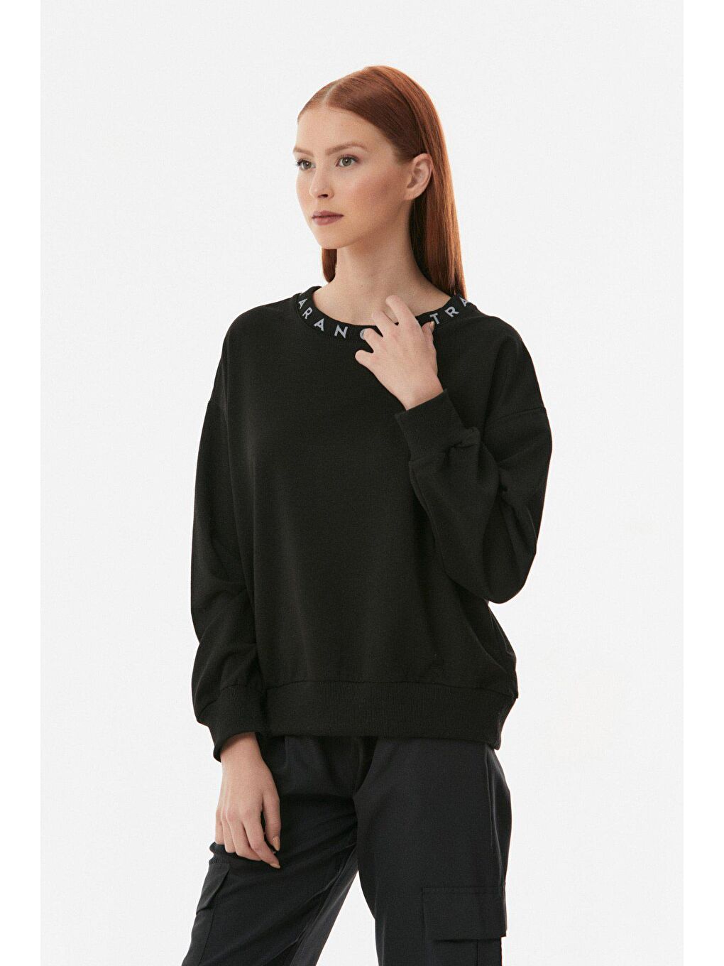 Siyah Yakası Yazı Baskılı Oversize Sweatshirt-4