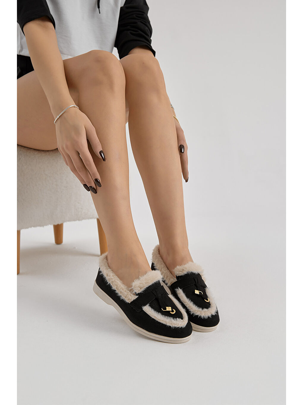 Kadın Siyah Beyaz Termo Taban Kürk Detaylı Süet Görünümlü Tokalı Günlük Loafer Ayakkabı-1