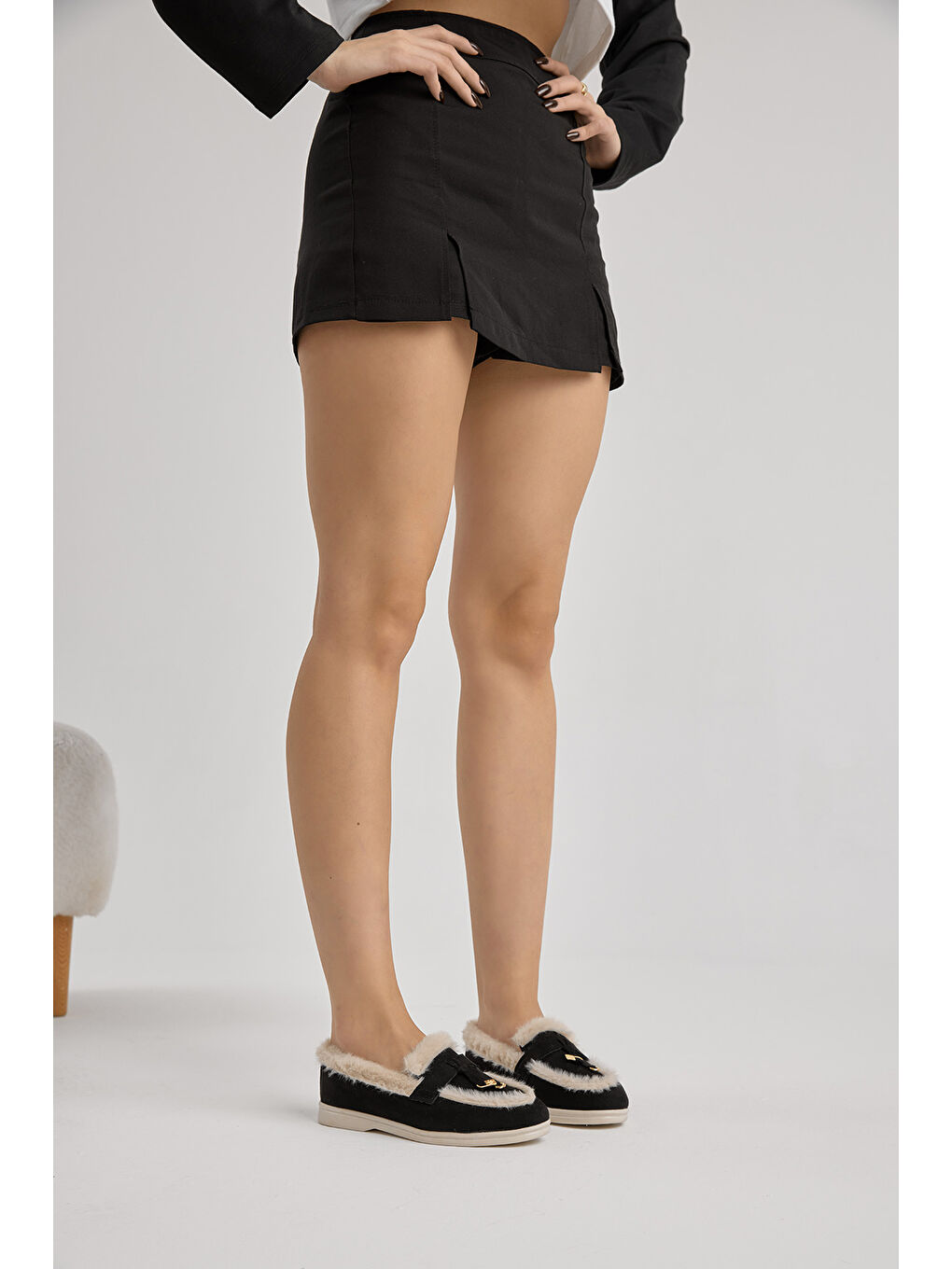 Kadın Siyah Beyaz Termo Taban Kürk Detaylı Süet Görünümlü Tokalı Günlük Loafer Ayakkabı-2