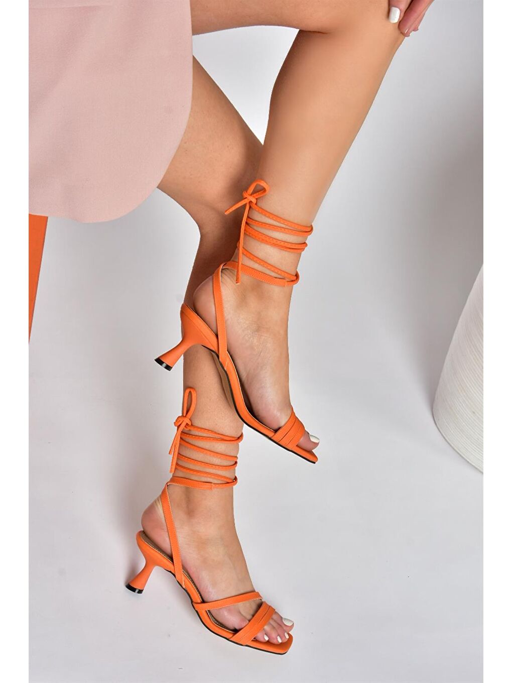 P404202209 Turuncu Bilek Bağlamalı Alçak Topuklu Kadın Ayakkabı