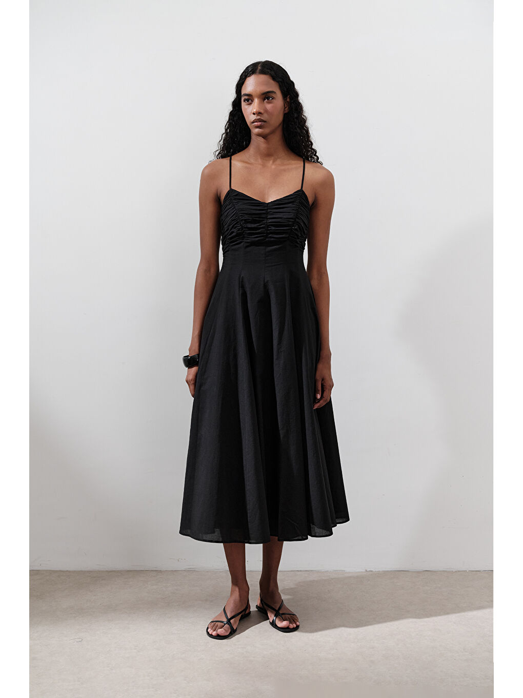 Büzgü Detaylı Askılı Elbise Siyah