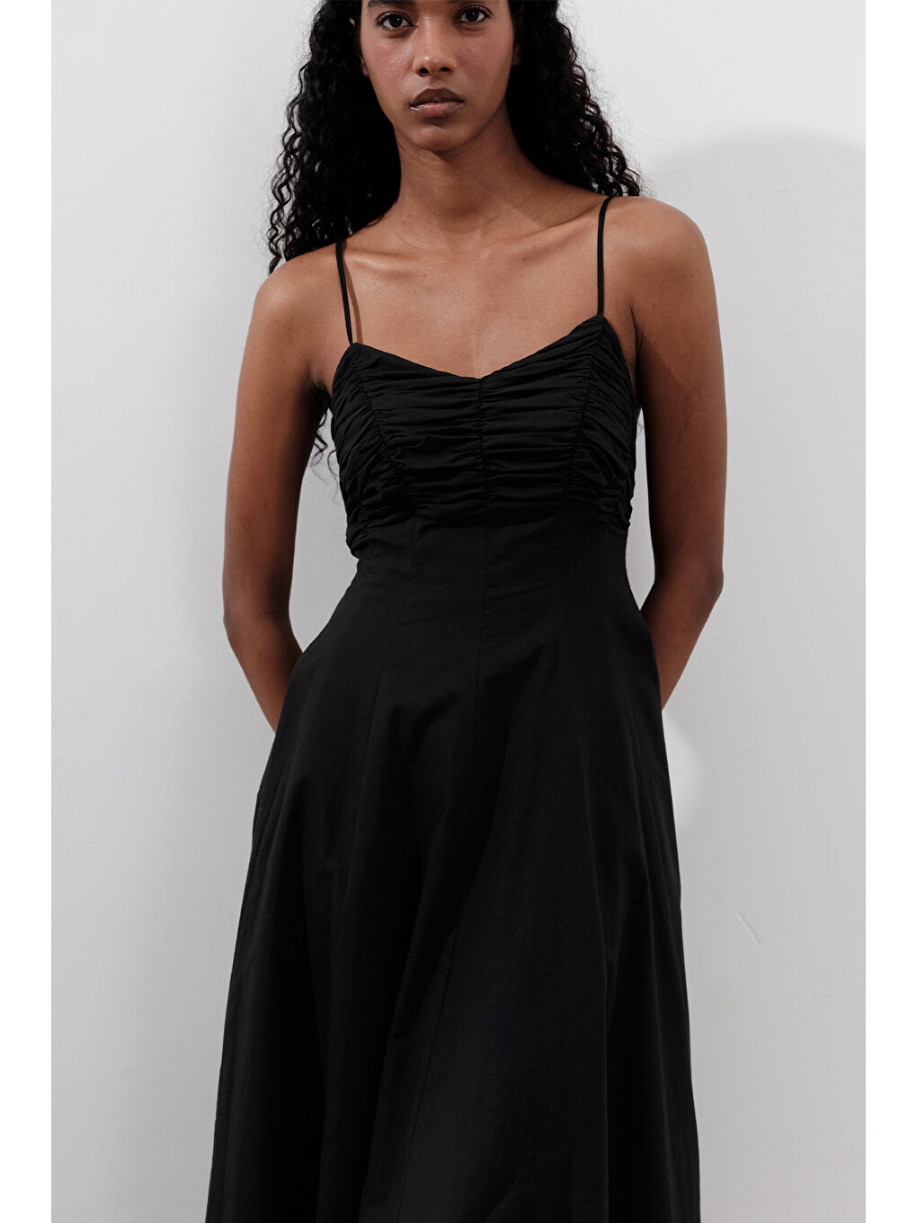 Büzgü Detaylı Askılı Elbise Siyah-1
