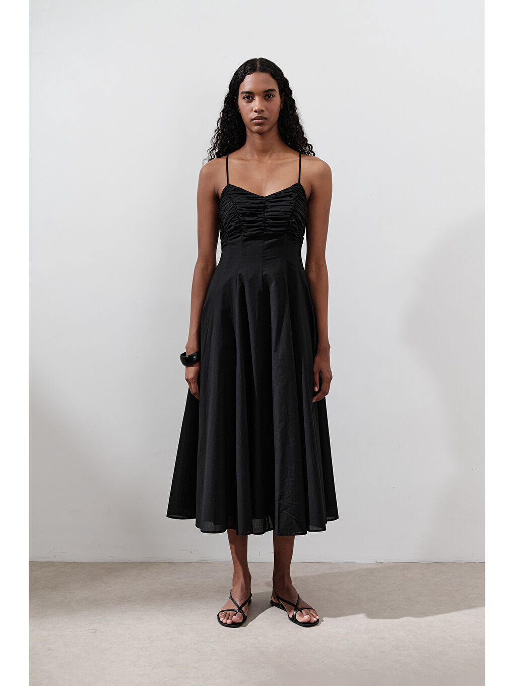 Büzgü Detaylı Askılı Elbise Siyah-2