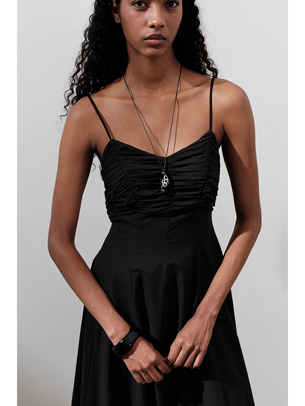 Büzgü Detaylı Askılı Elbise Siyah-3