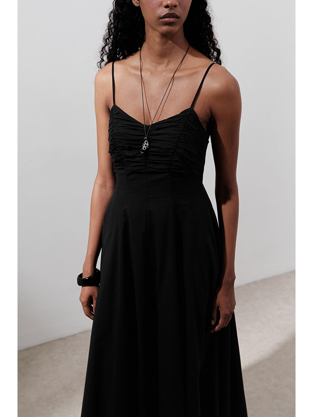 Büzgü Detaylı Askılı Elbise Siyah-4