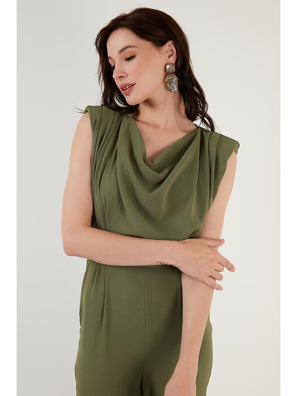 Haki Kemerli Degaje Yaka Kolsuz Tulum 6057081-2