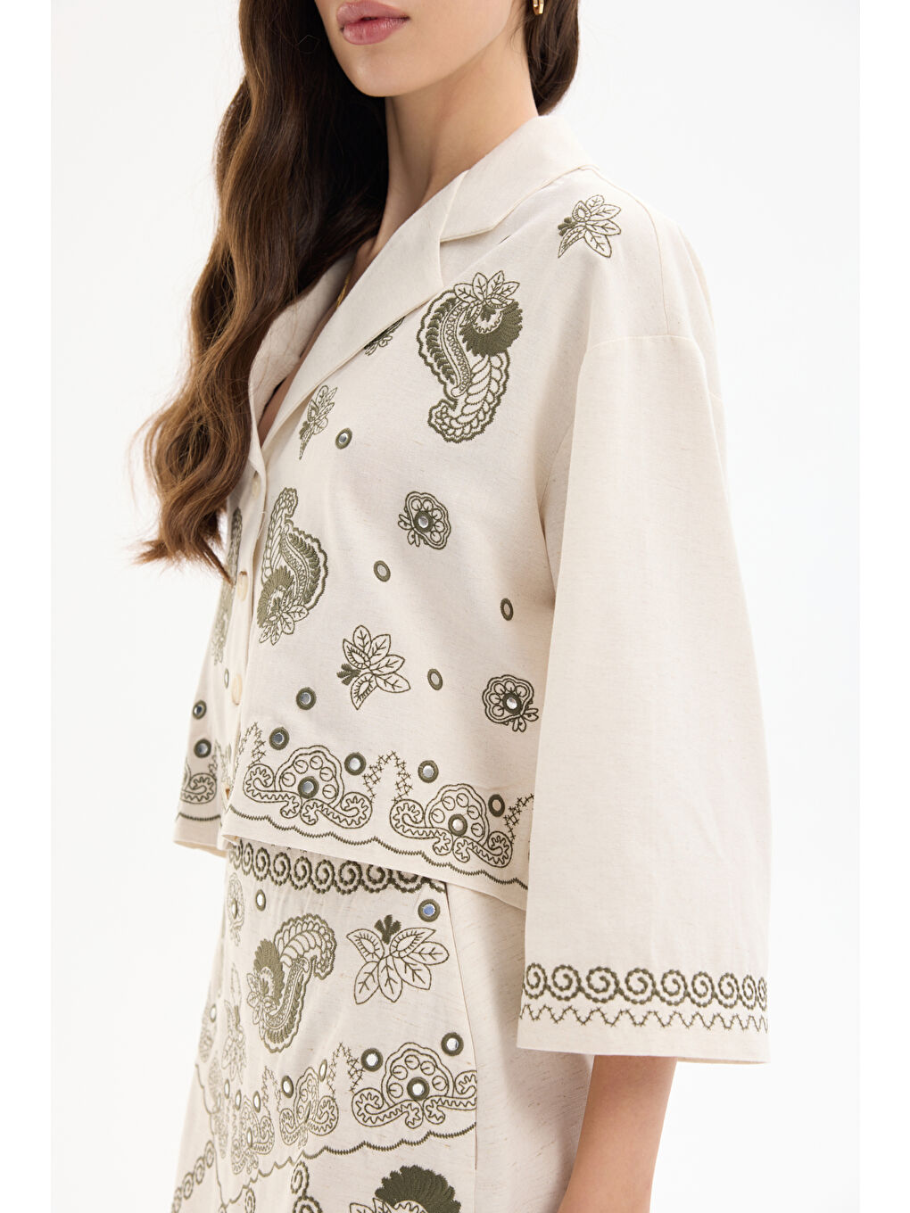 Bej Nakış Desenli Düğmeli V Yaka Keten Gömlek Naturel-3