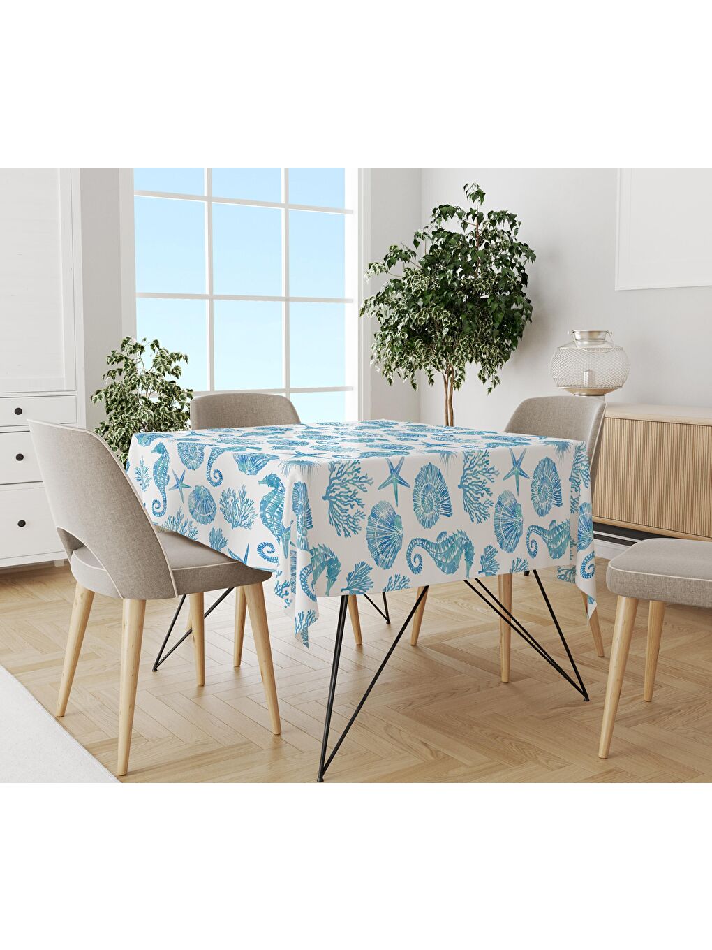 Karışık Deniz Atı Desenli Masa Örtüsü Beyaz
