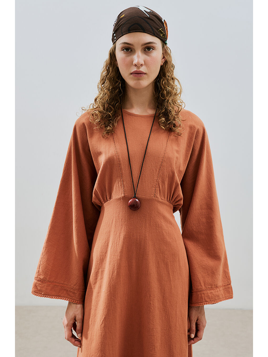 Kahverengi Dokulu Şerit Detaylı Elbise Tarçın-2