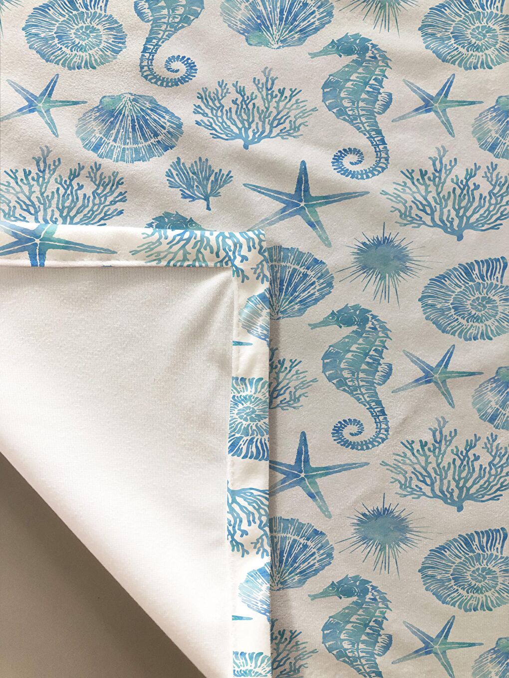 Karışık Deniz Atı Desenli Masa Örtüsü Beyaz-1