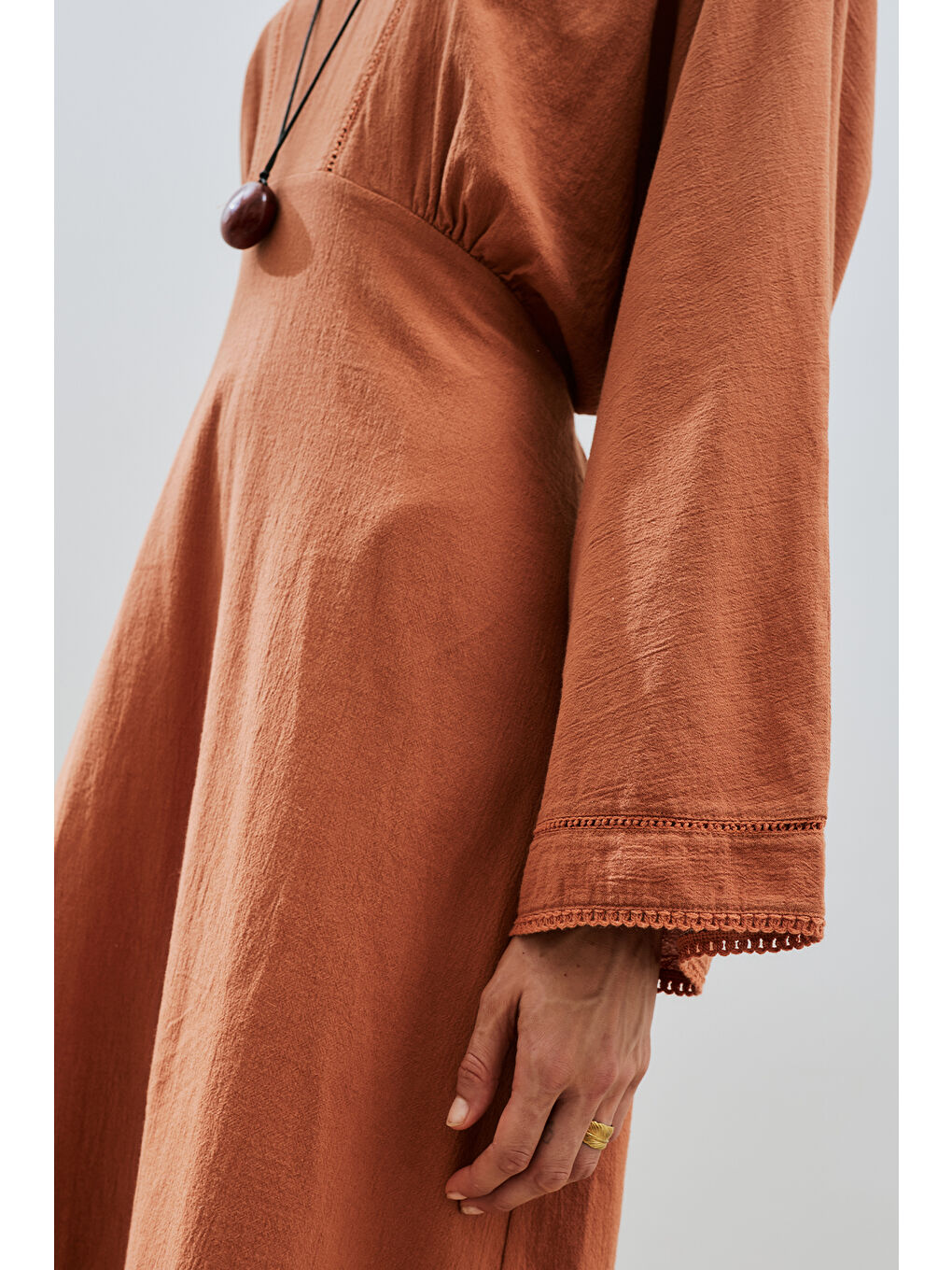 Kahverengi Dokulu Şerit Detaylı Elbise Tarçın-4