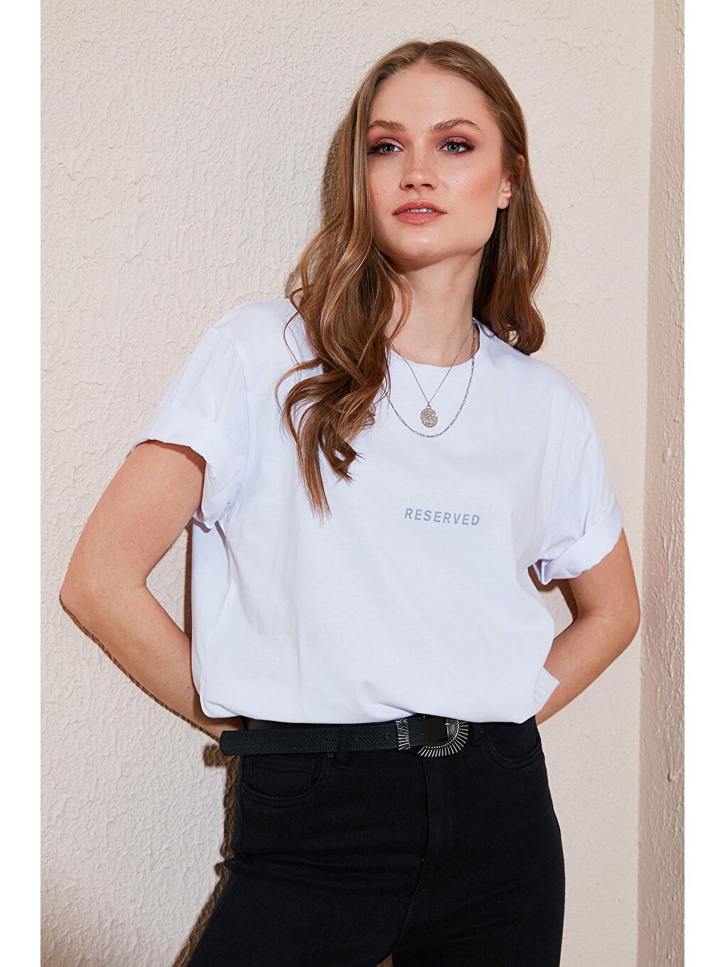 Beyaz Yazı Baskılı Bisiklet Yaka Yanları Yırtmaçlı % 100 Pamuk T Shirt 5411068