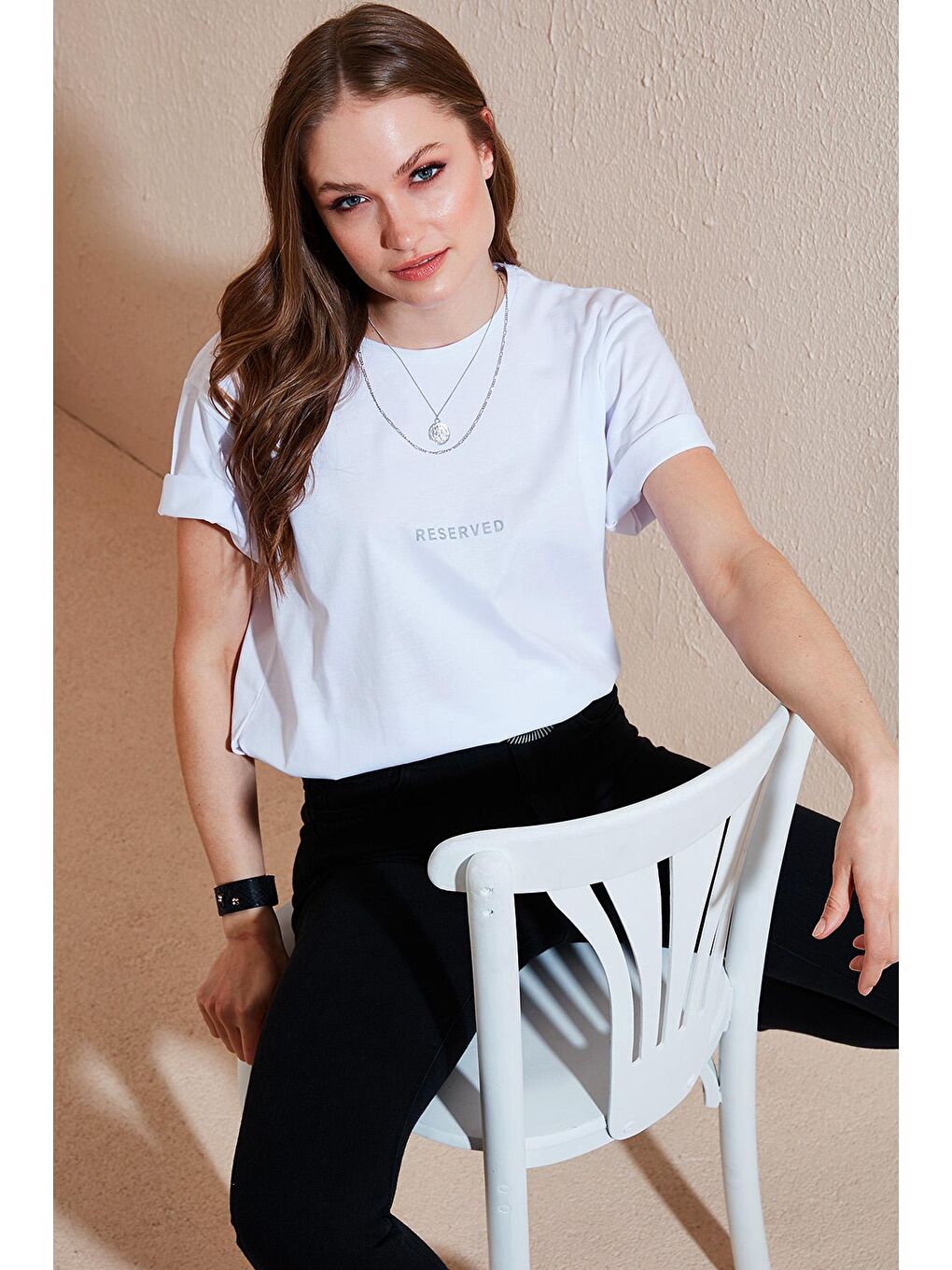 Beyaz Yazı Baskılı Bisiklet Yaka Yanları Yırtmaçlı % 100 Pamuk T Shirt 5411068-1