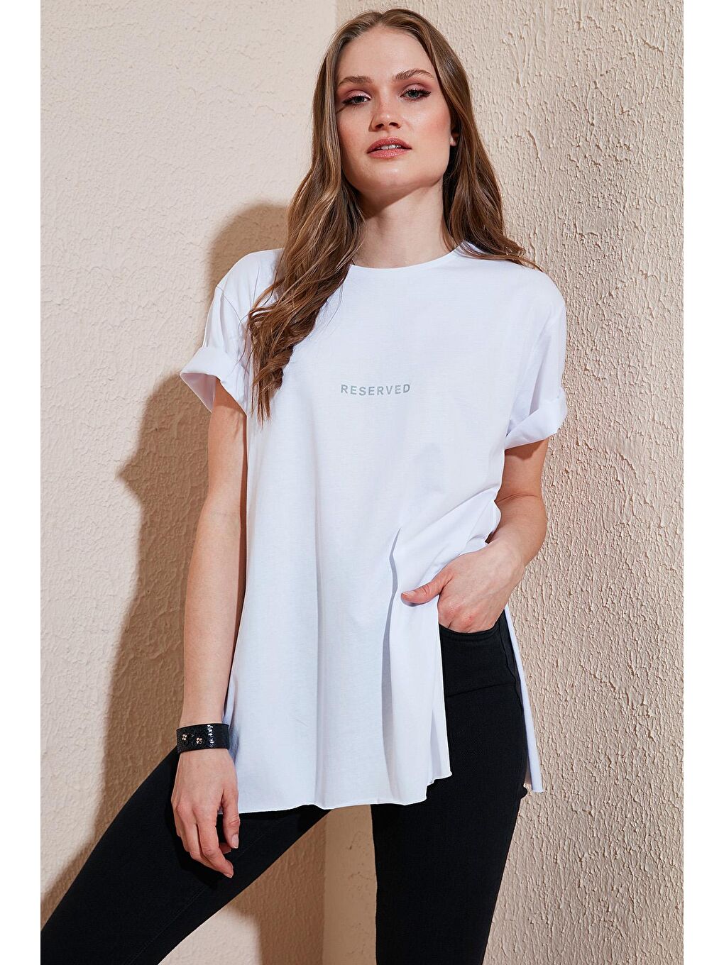 Beyaz Yazı Baskılı Bisiklet Yaka Yanları Yırtmaçlı % 100 Pamuk T Shirt 5411068-2