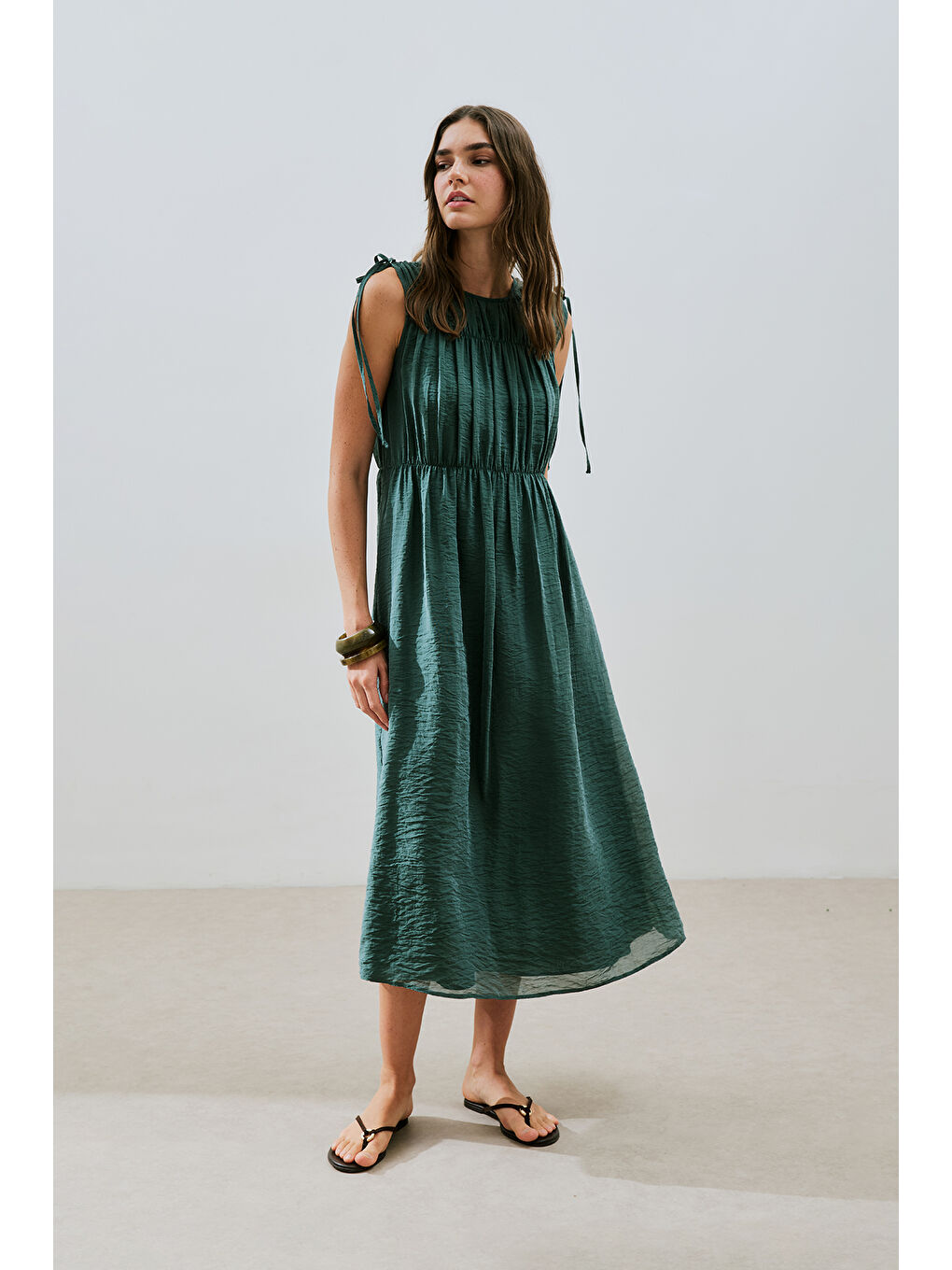 Büzgü Bağlamalı Detaylı Kolsuz Elbise Yeşil-1