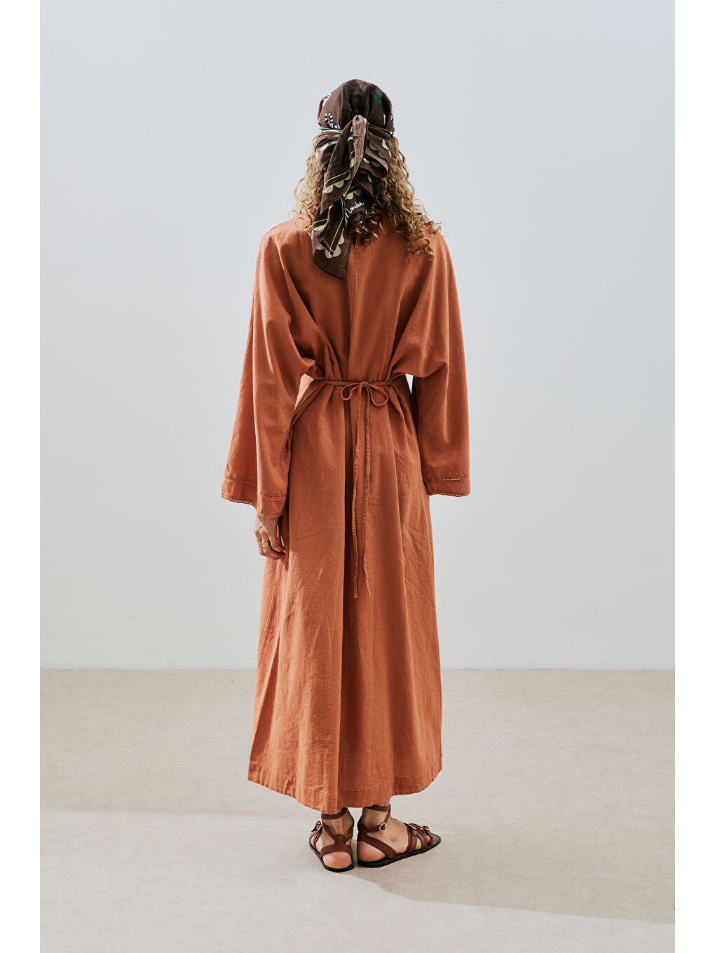 Kahverengi Dokulu Şerit Detaylı Elbise Tarçın-6