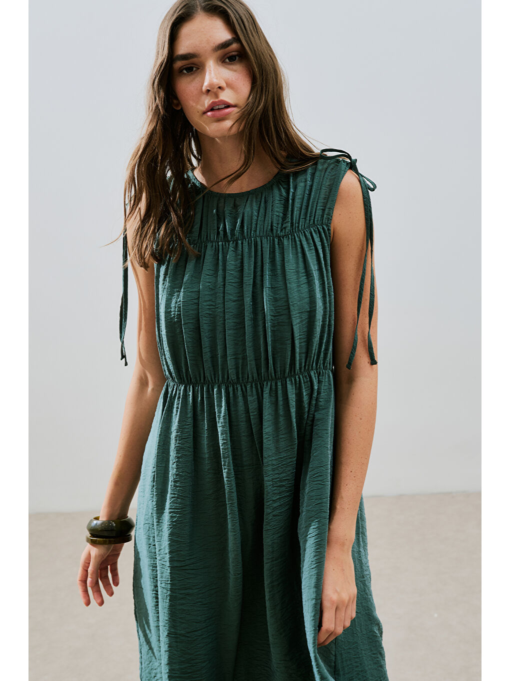 Büzgü Bağlamalı Detaylı Kolsuz Elbise Yeşil-2