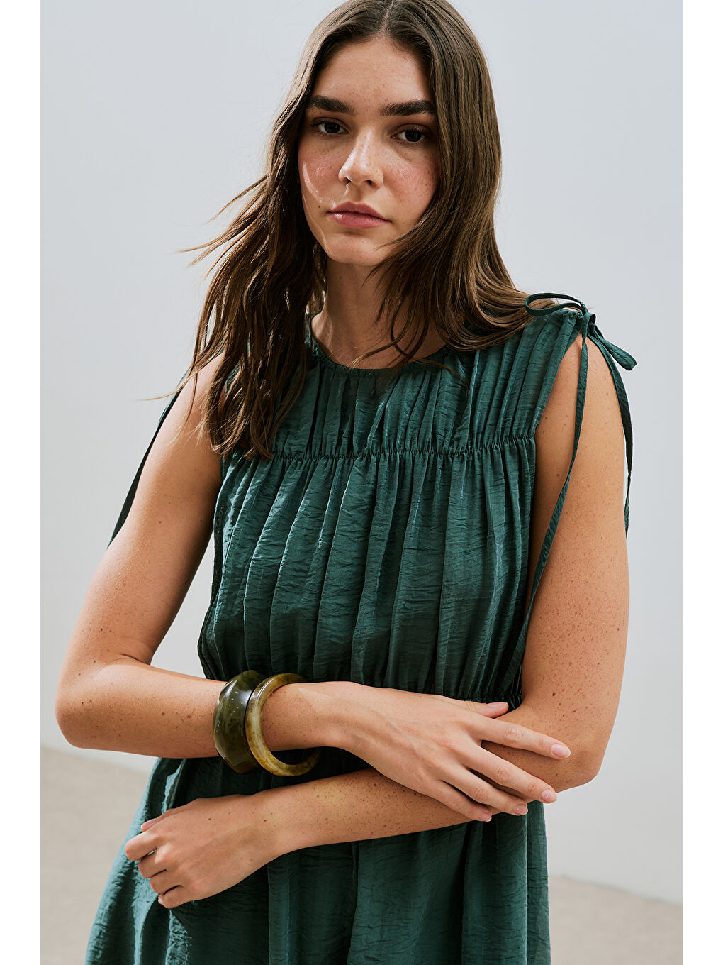 Büzgü Bağlamalı Detaylı Kolsuz Elbise Yeşil-3