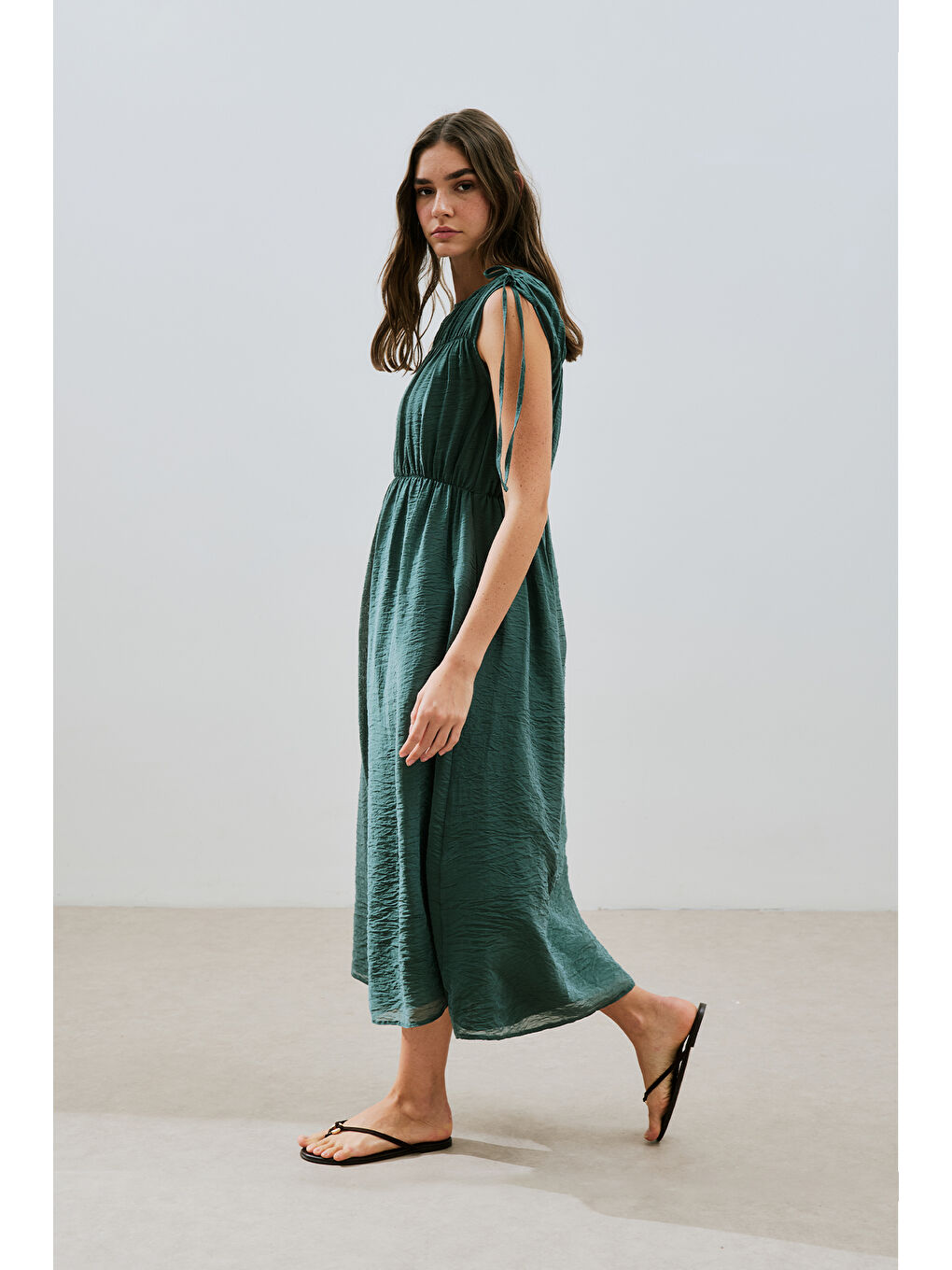 Büzgü Bağlamalı Detaylı Kolsuz Elbise Yeşil-4