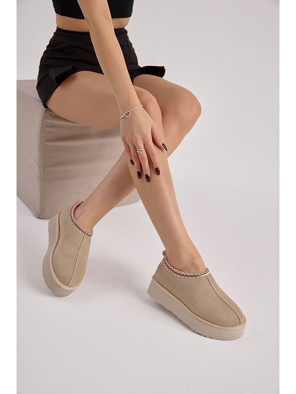 Kadın Bej Kalın Poli Taban Bileği Dikiş Detaylı Süet Görünümlü Yarım Bot-1