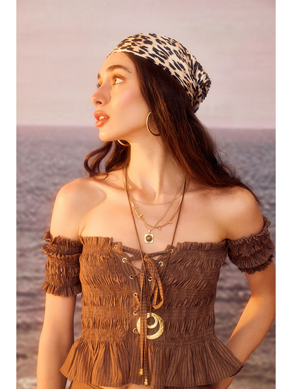 Kuş Gözü Bağlamalı Düşük Omuz Bluz Kahverengi