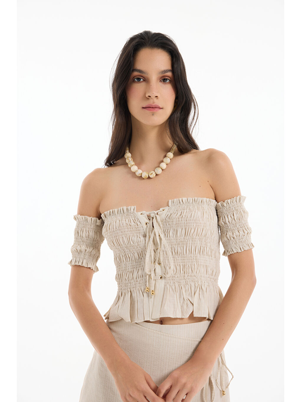 Kuş Gözü Bağlamalı Düşük Omuz Bluz Bej-3