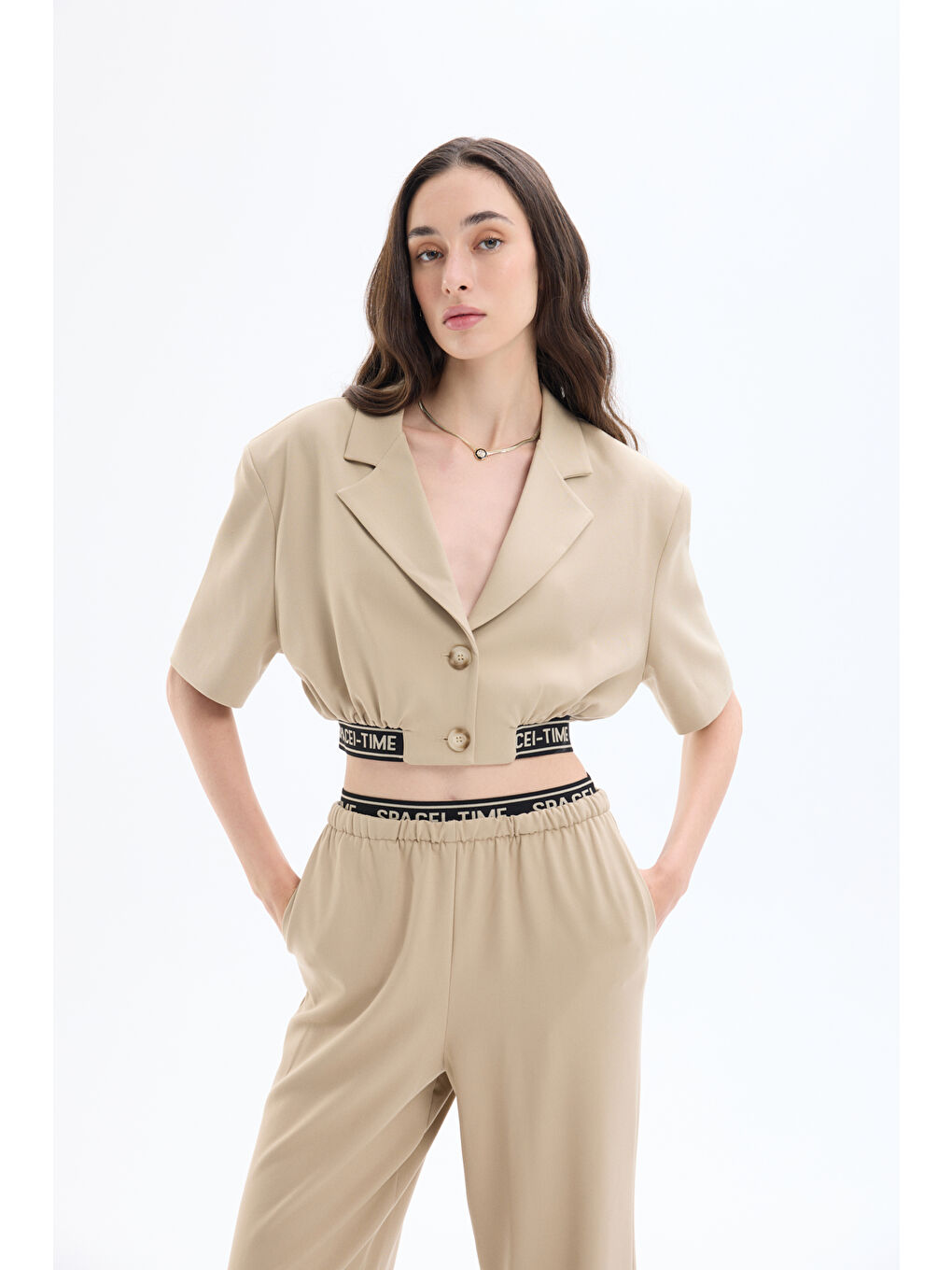 Beli Yazılı Kruvaze Yaka Düğmeli Kısa Ceket Bej