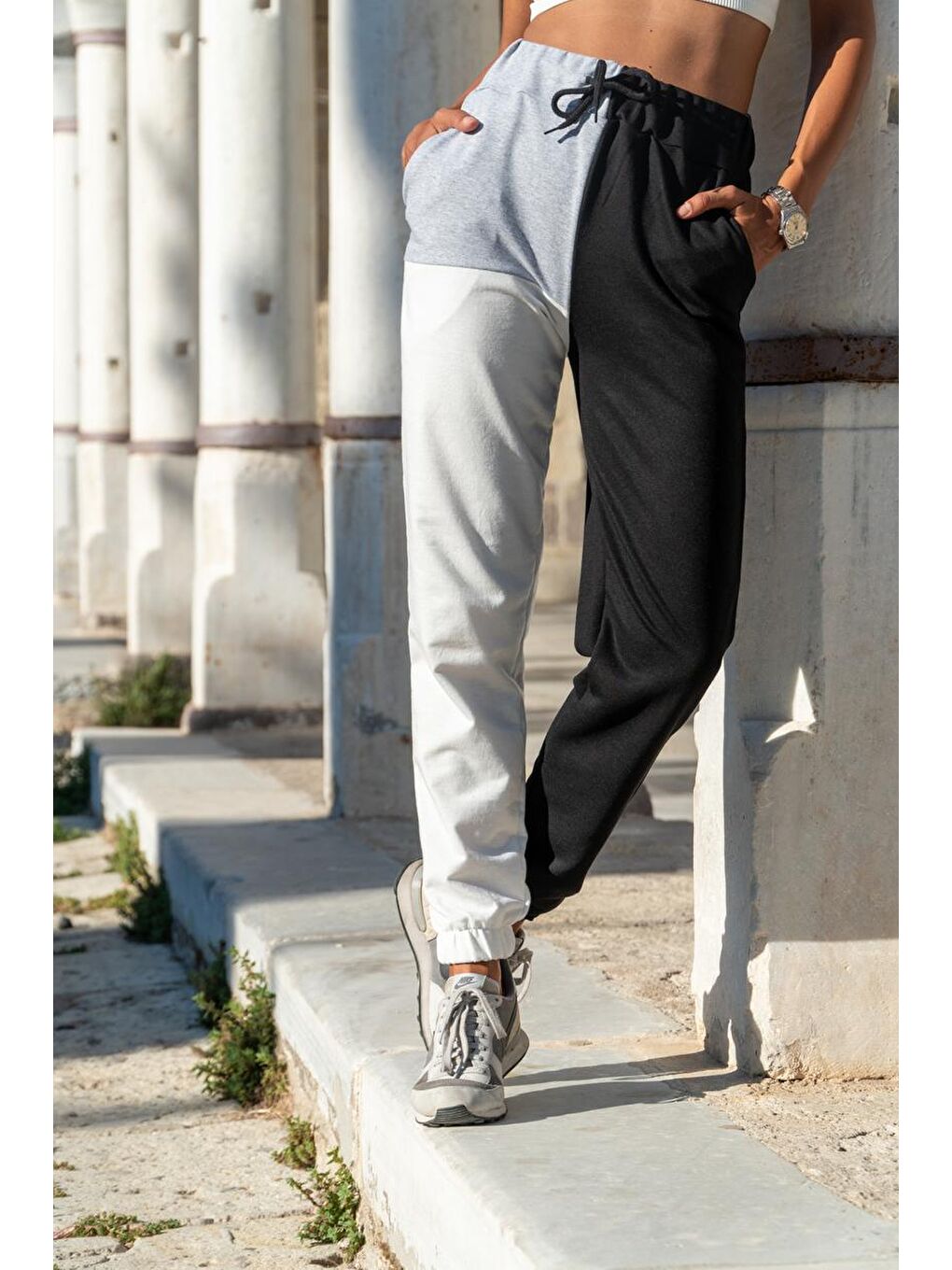 Kadın Siyah-Beyaz Paçası Lastikli Yüksek Bel Color Block Eşofman Altı GK-CCK60009