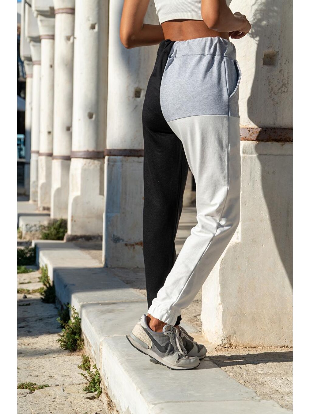 Kadın Siyah-Beyaz Paçası Lastikli Yüksek Bel Color Block Eşofman Altı GK-CCK60009-1